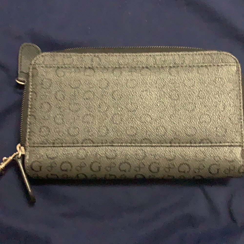 A bag - Picture 2 of 8
